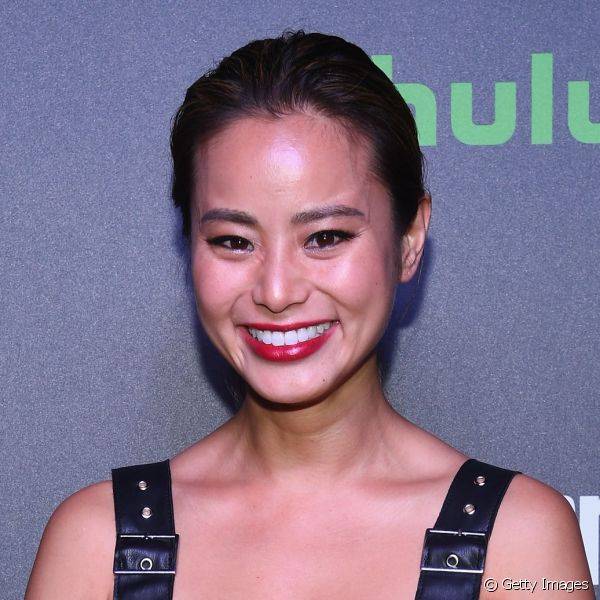 Jamie Chung escolheu o batom vermelho cremoso como protagonista da maquiagem para a Comic Con de Nova York: a cor iluminou o visual e deu um toque 
